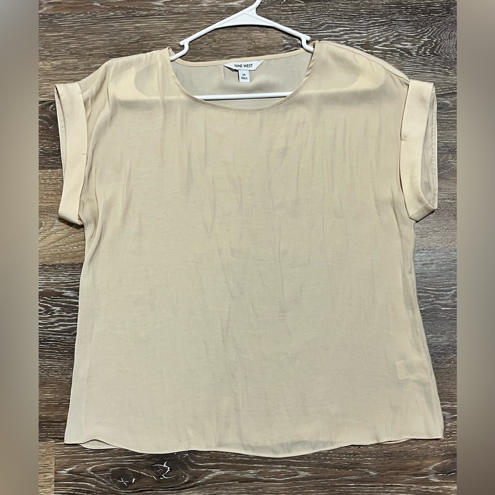 Nine West Short Sleeve Shirt Cream Colored Rolled Cuff Women’s Top Size Medium - Picture 2 of 16
